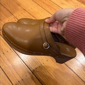 Like new Gap clogs